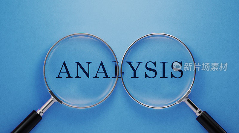 分析概念-放大镜和分析文本在蓝色背景