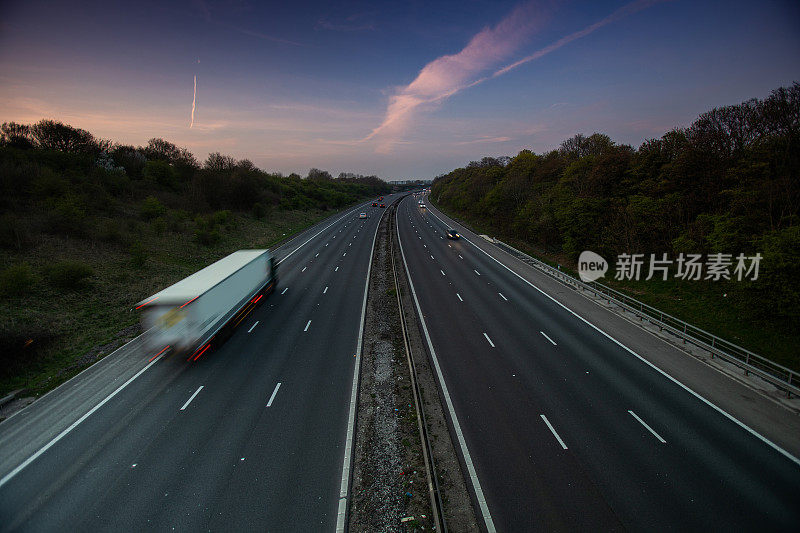 卡车在高速公路