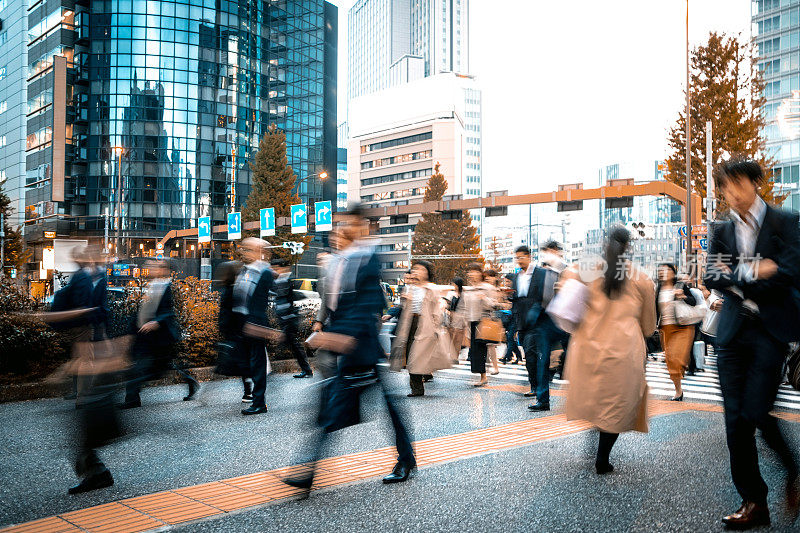 下班路上被模糊的商务人士