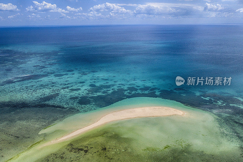 一个小沙岛的鸟瞰图，桑给巴尔，印度洋