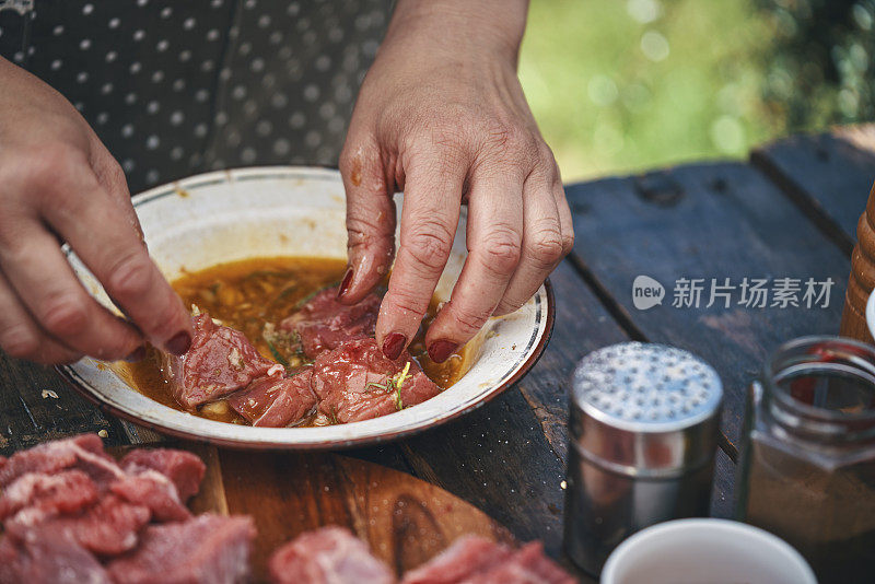 在外面准备蔬菜牛肉串