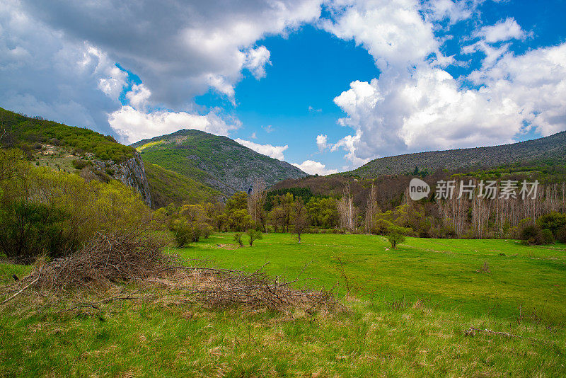 山林景观，山丘，云彩和天空，塞尔维亚