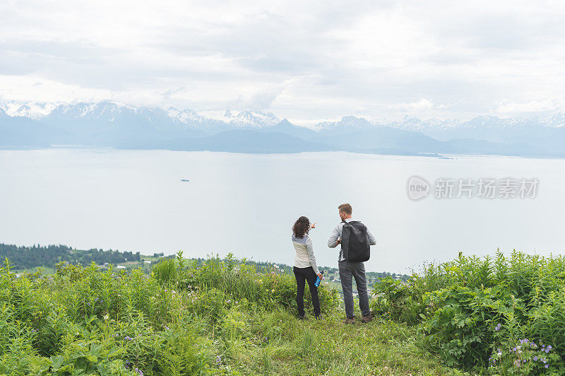 一对年轻夫妇在阿拉斯加海湾徒步旅行