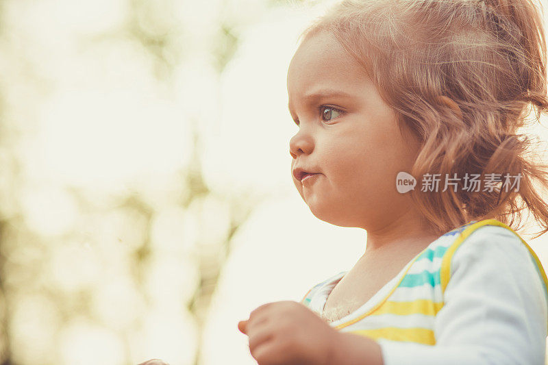 大自然中的女婴