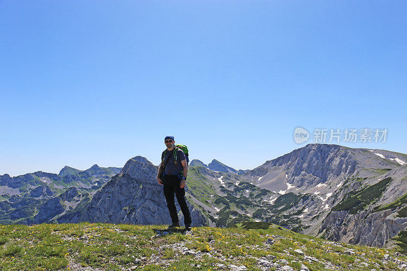 站在波斯尼亚和黑塞哥维那的乌鲁贾克山顶的徒步旅行者