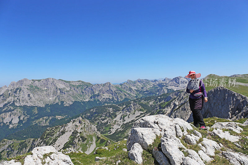 妇女徒步旅行者站在沃勒贾克山的山脊上-波斯尼亚和黑塞哥维那