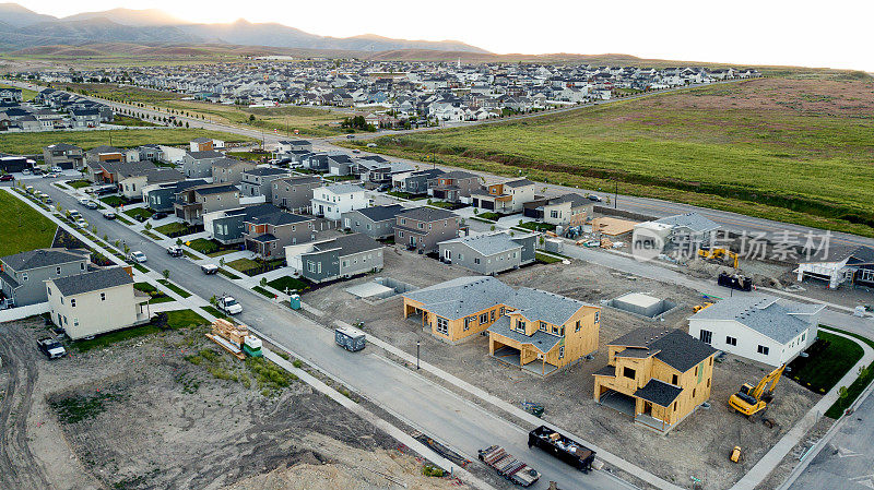 无人机在盐湖城，犹他州的一个住宅区新建和现有的房屋