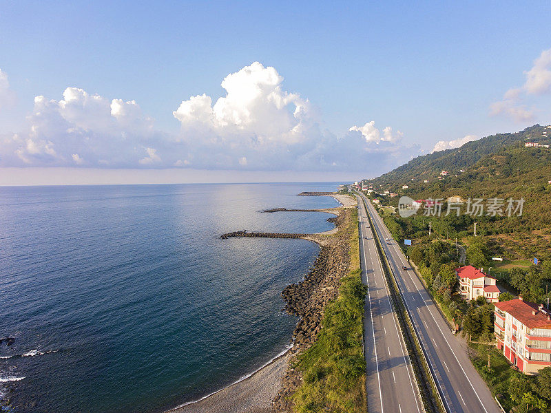 黑海沿岸公路在一个晴朗的日子。