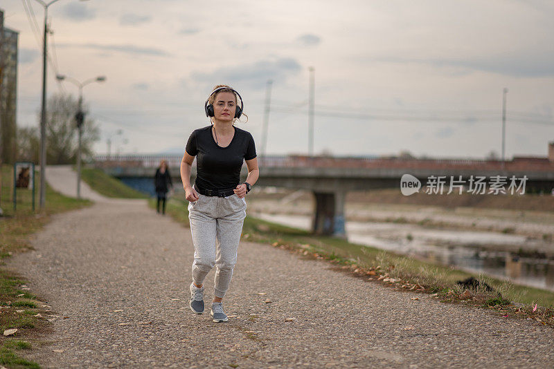 小女孩在河边跑步