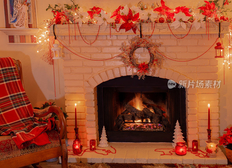 圣诞一品红和蜡烛装饰砖壁炉(P)