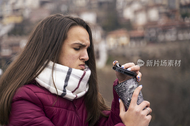 青少年的精神。咖啡已经完成。美丽的少女惊讶和失望，她的咖啡杯是空的后一个漫长的学校一天。