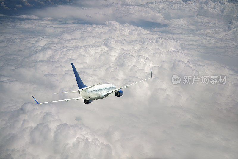 客机在云层上空飞行