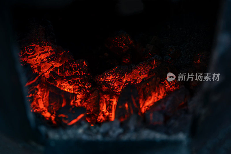 炉子里燃烧着木炭