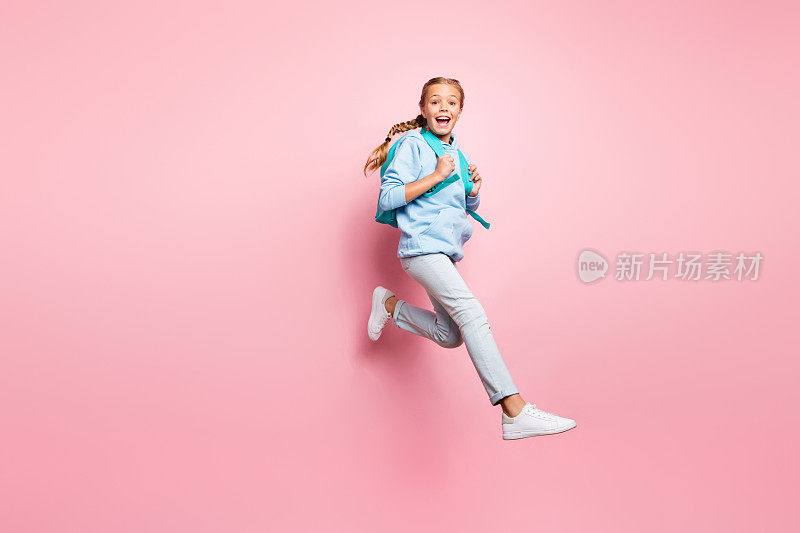 全身资料照片漂亮的小女士跳高步行9月1日到学校穿小学生背包休闲毛衣衣服孤立的粉红色背景