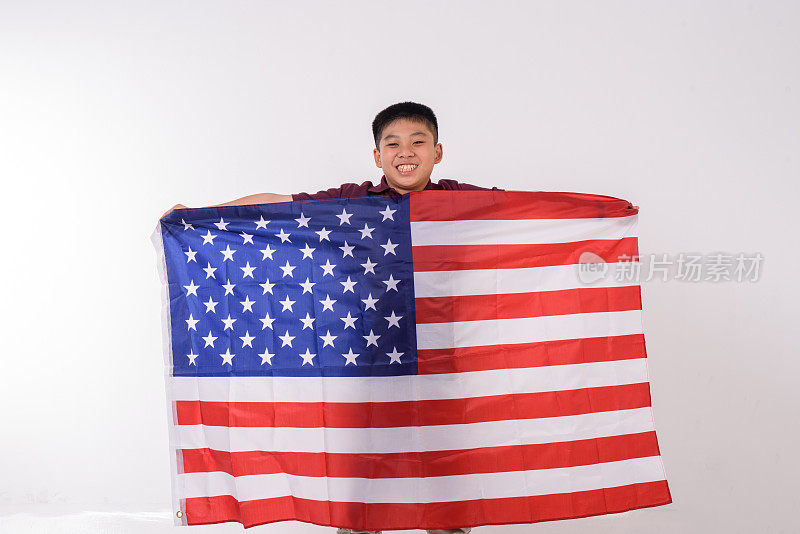 少年用美国国旗欢呼