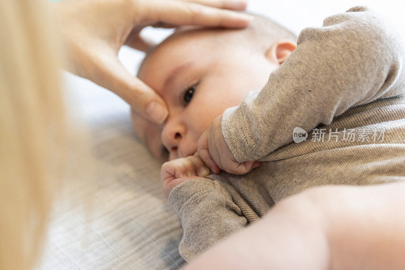 为男婴释放鼻窦压力