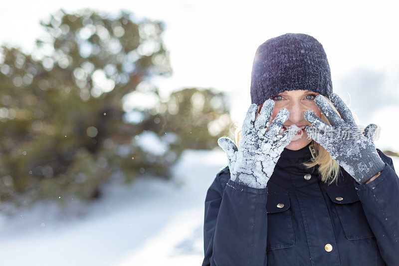 成熟的成年女性雪鞋晚下午户外冒险在西部科罗拉多