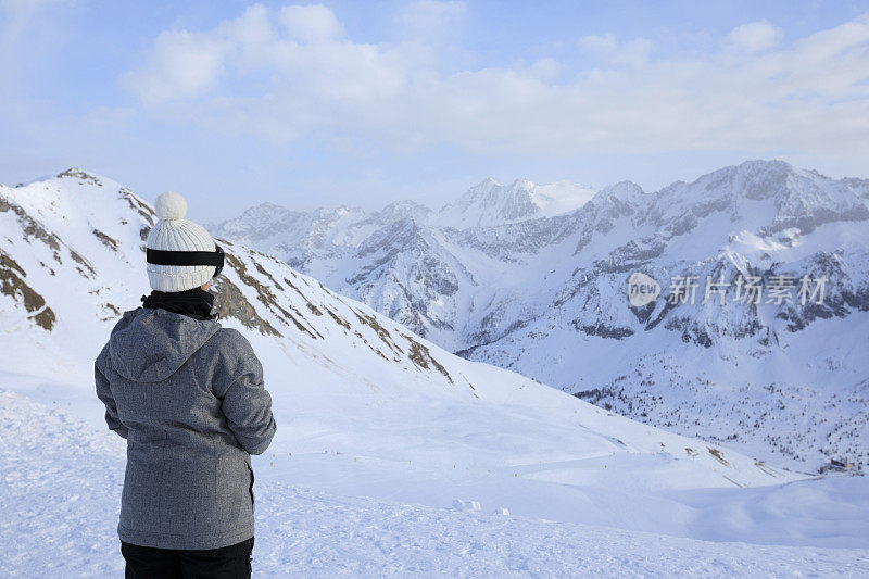 业余冬季运动年轻女子滑雪滑雪在阳光明媚的滑雪胜地Dolomites在意大利