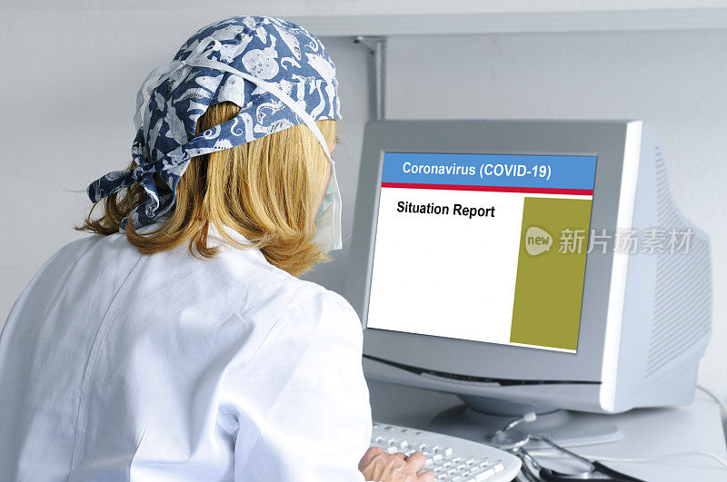 医生在电脑上查找冠状病毒情况报告