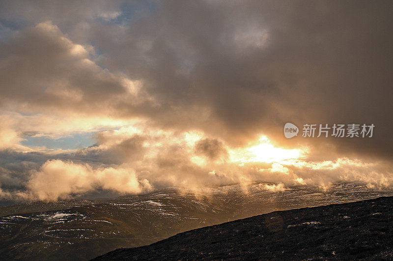 在一个美丽的秋日，您可以俯瞰苏格兰高地的斯希哈林山