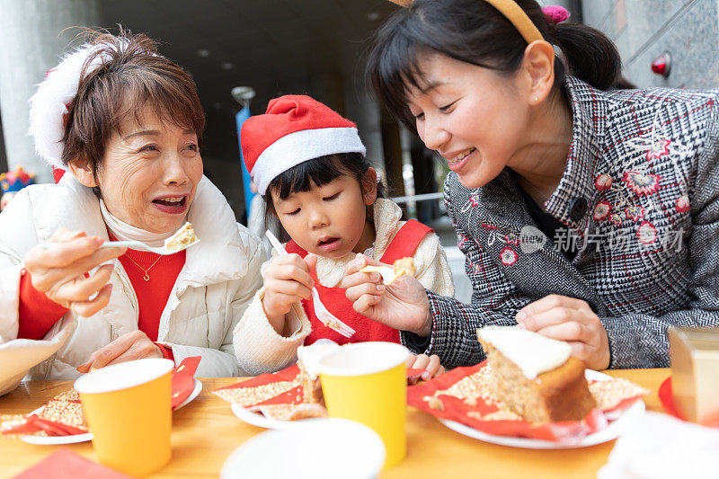 多代同堂享受圣诞节