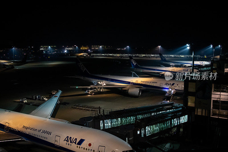 飞机在晚上等待起飞时装载乘客