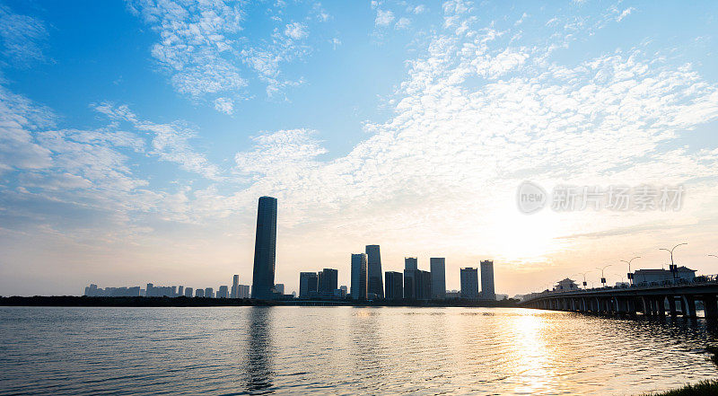 夕阳下的海滨城市