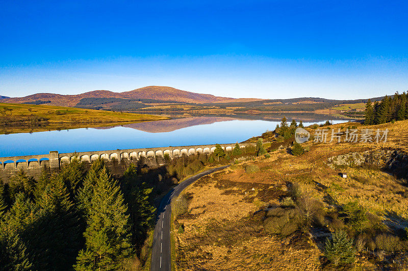 鸟瞰图的苏格兰湖和大坝在邓弗里斯和加洛韦，苏格兰西南部
