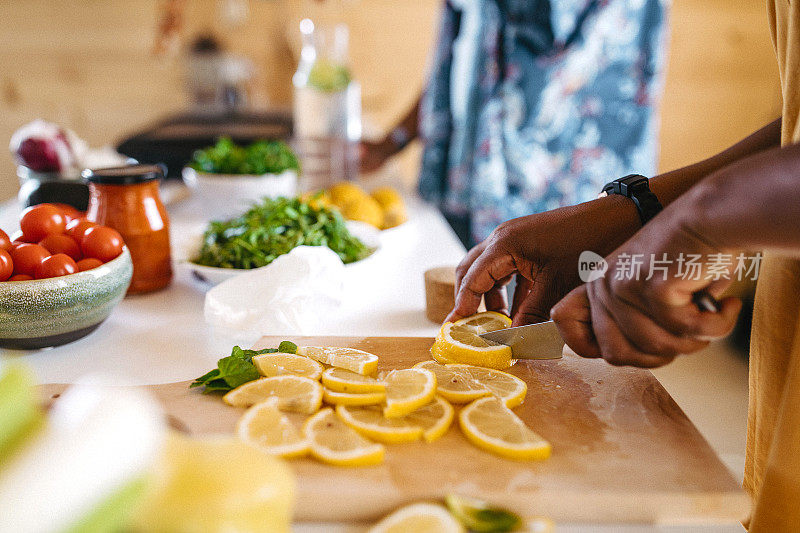 在切菜板上切柠檬