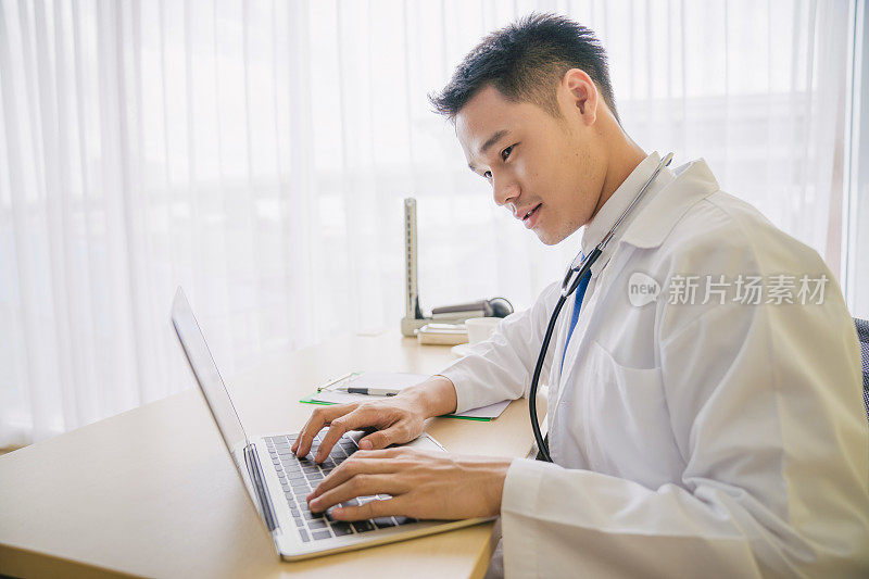 年轻的亚洲医生使用数字平板电脑对男性健康疾病或精神疾病进行诊断检查，并在诊所或医院办公室撰写处方记录信息文件的医疗理念