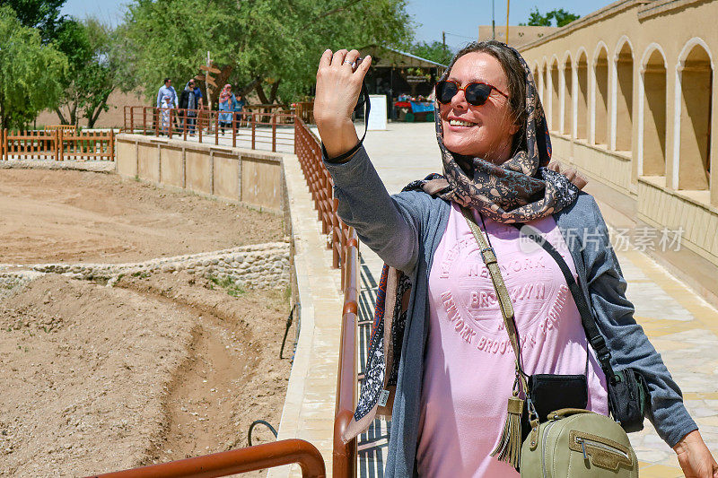 伊朗雅兹德，一名成年女性游客在自拍