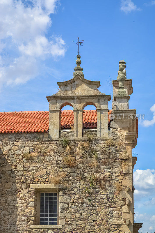 中世纪城市米兰达杜罗城堡内的市中心一座古老建筑教堂的细节视图