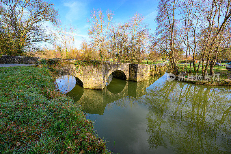 多尔多涅，佩里戈尔，埃米特，中世纪的布里图桥的鸟瞰图