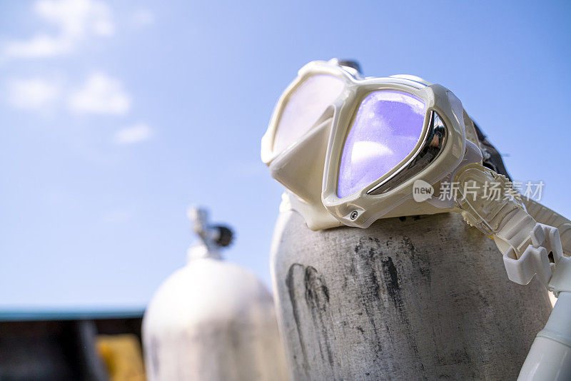 戴在氧气罐上用于水肺潜水的白色潜水面罩
