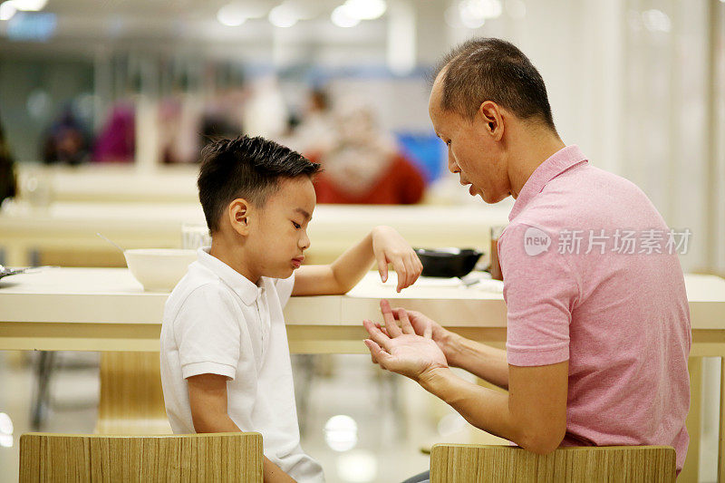 东南亚:成人在餐厅用餐