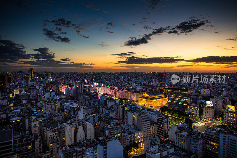 黄昏时分，朱利奥大道9号和周围建筑的高景