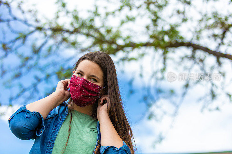 Z一代多民族女性在校园里戴口罩