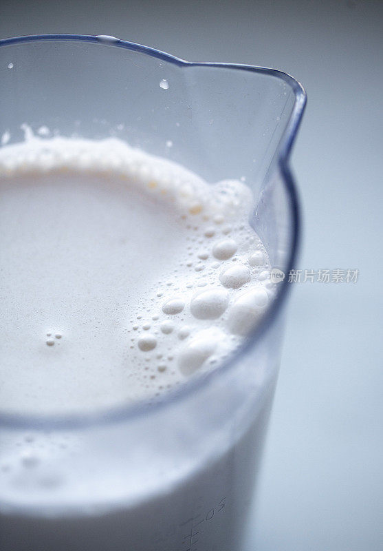 自家制作的杏仁牛奶在玻璃杯里