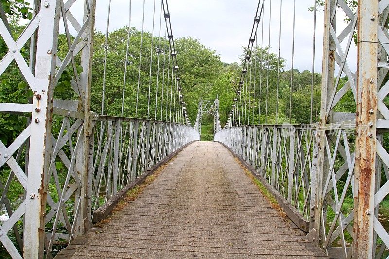 怀伊河上的吊桥