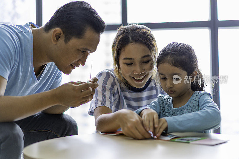 混血亚裔父母在家教女儿