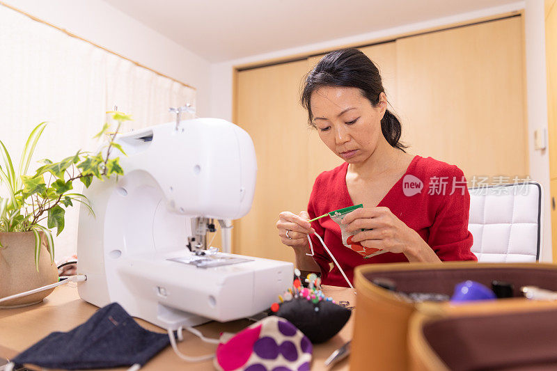 一名日本妇女在家里制作面具