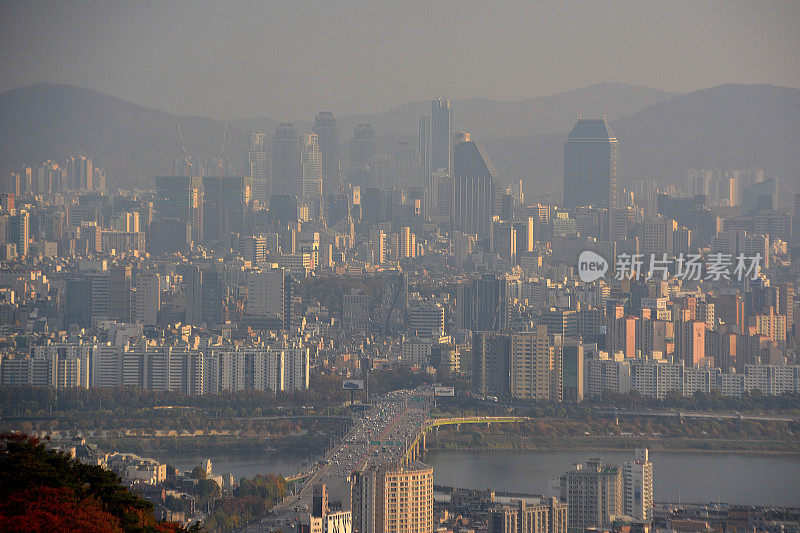 韩国南山上的首尔城市景观