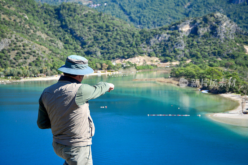 欣赏风景的摄影师。Ölüdeniz来自土耳其Fethiye。