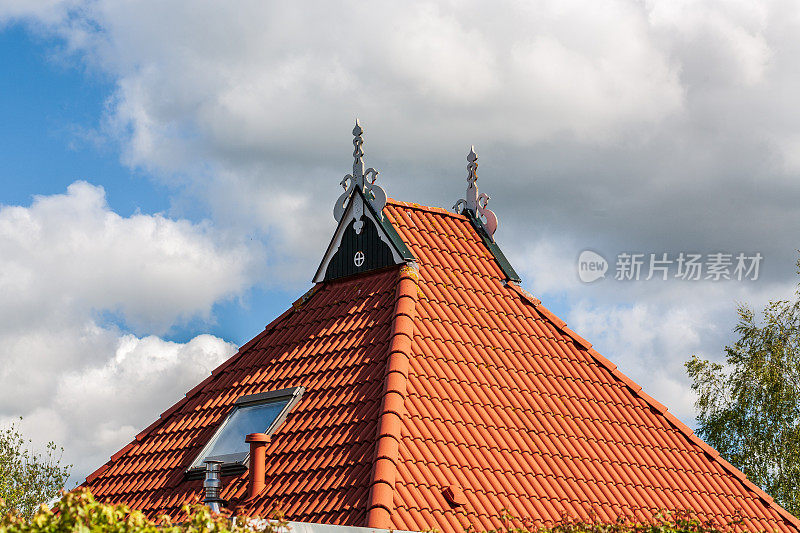 一个古老的荷兰农场屋顶的细节