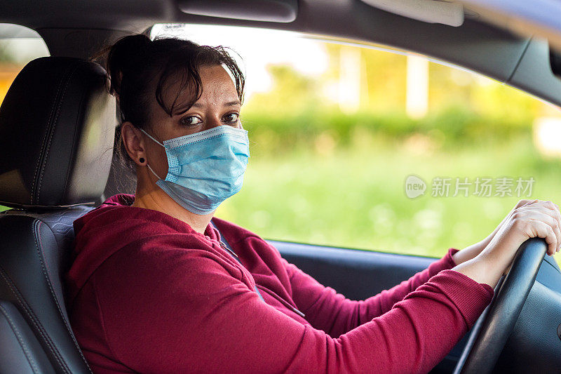开车时戴防护面罩的女性汽车司机