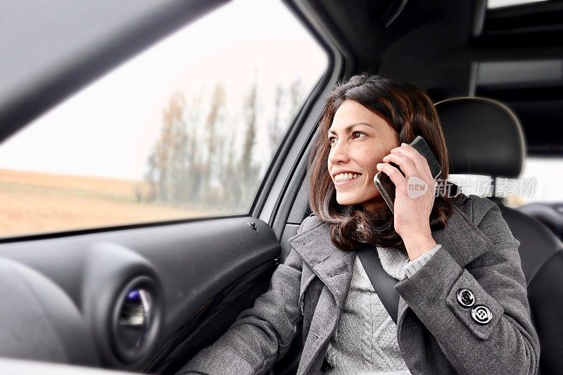 在车里用手机的女人