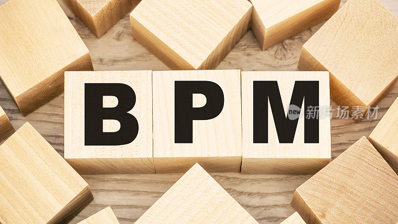 木块上的缩写BPM业务流程管理文本