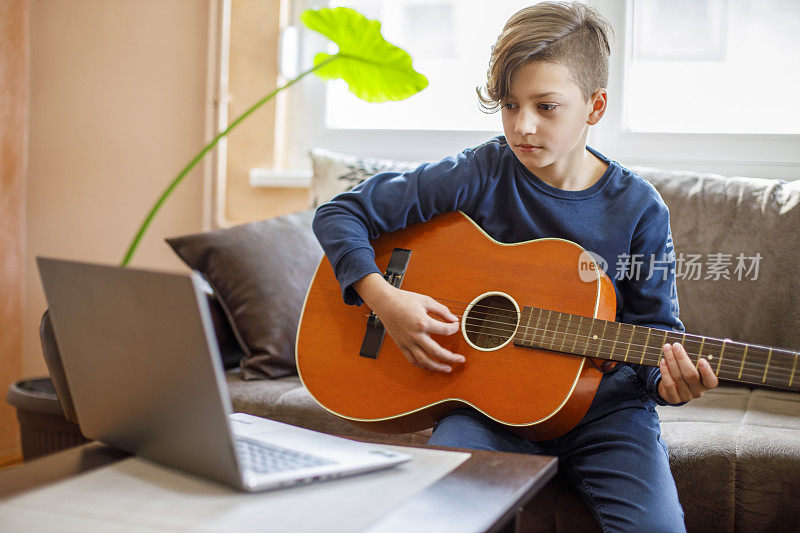 孩子在网络的帮助下学习弹吉他