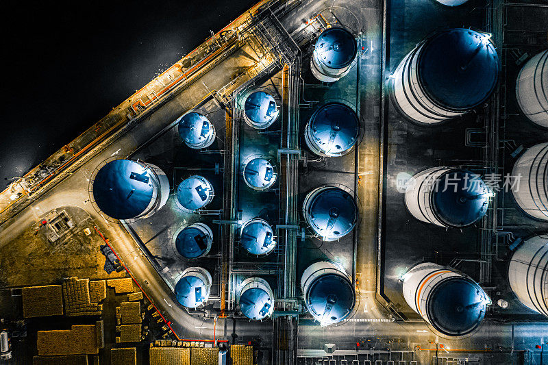 液体化工、石化产品储罐，夜间鸟瞰图。香港