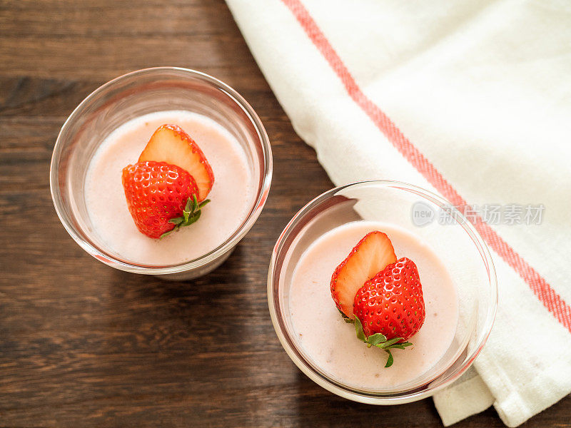 玻璃杯里自制草莓布丁
